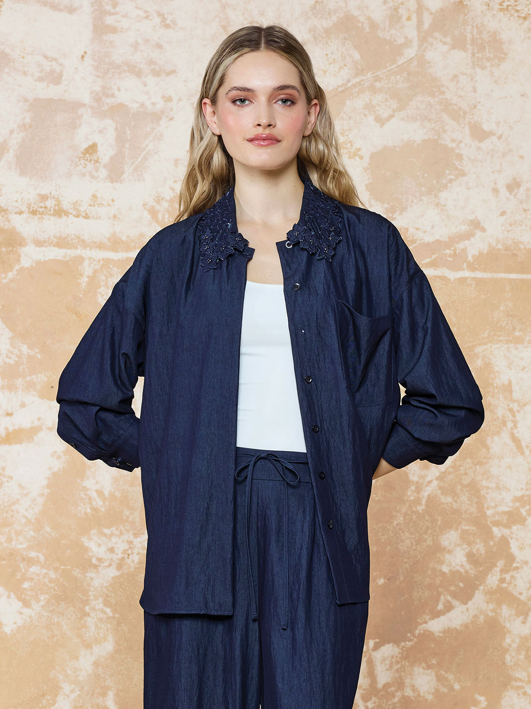 DENİM KUMAŞ YAKASI NAKIŞ DETAYLI GÖMLEK