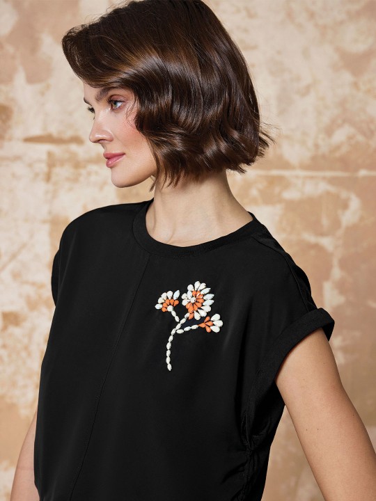 KUMAŞ GARNİLİ ÇİÇEK İŞLEMELİ TİŞÖRT