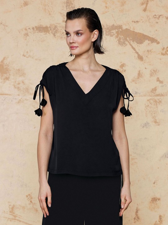 KUMAŞ GARNİLİ OMUZLARI BÜZGÜ DETAYLI TİŞÖRT