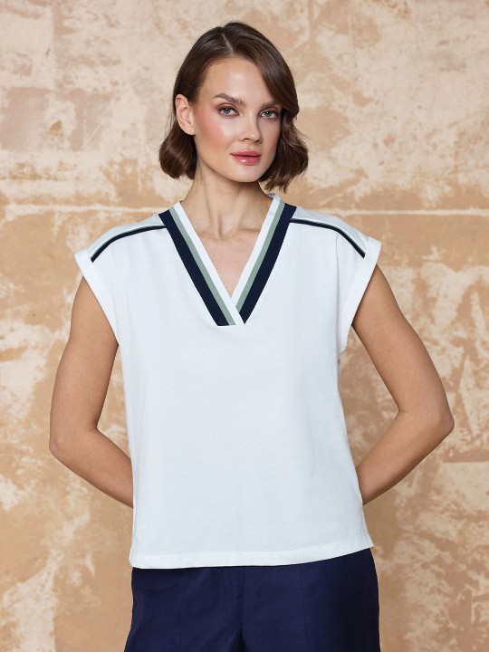 V YAKA RİBANA DETAYLI TİŞÖRT