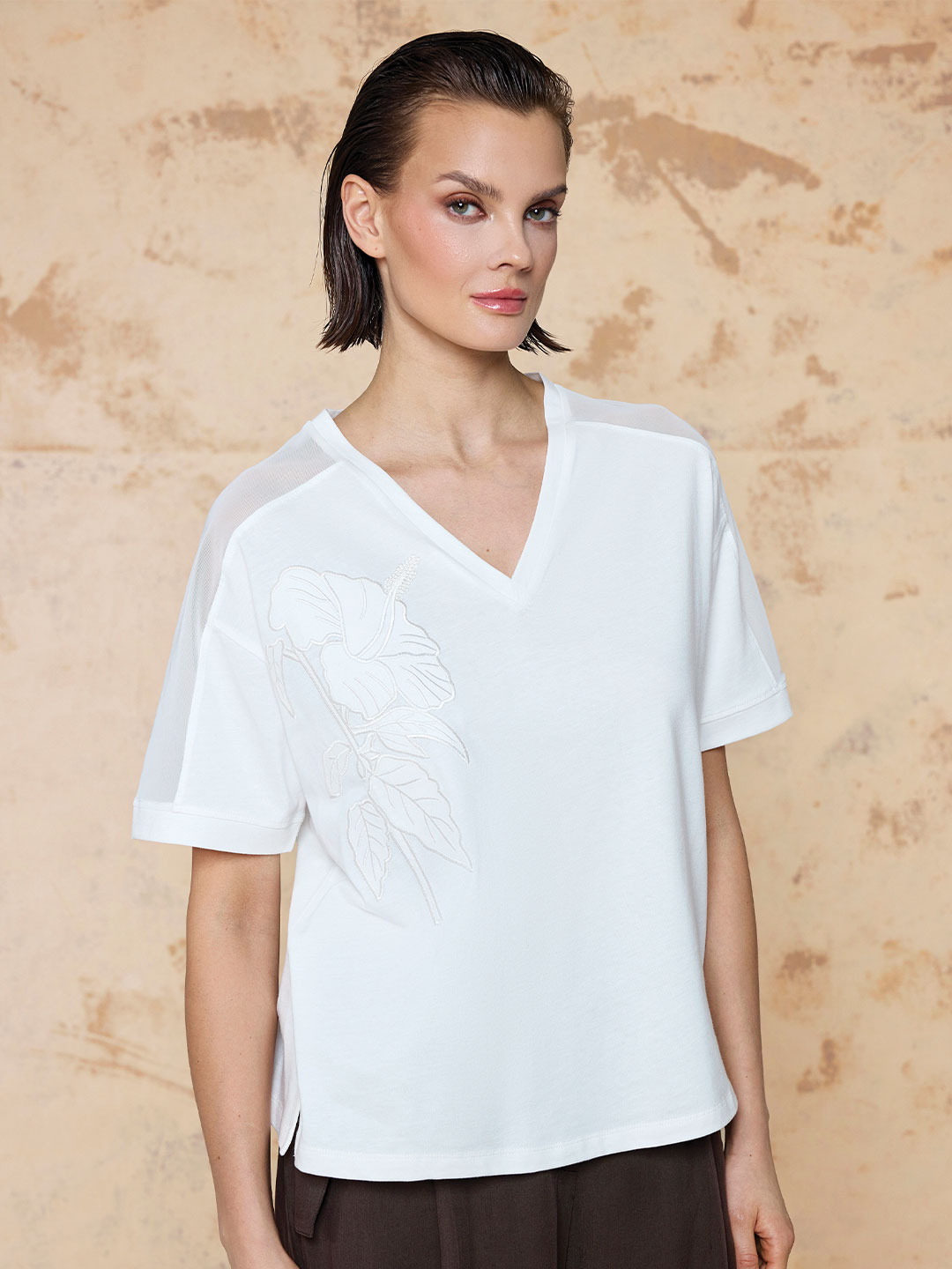 OMUZLARI TRANSPARAN KUMAŞ GARNİLİ TİŞÖRT