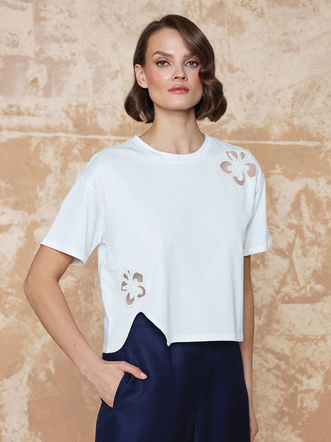 ÇİÇEK NAKIŞ DETAYLI TİŞÖRT