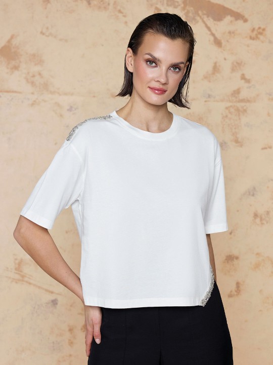 ASİMETRİK KESİM ETEK UCU TAŞ DETAYLI TİŞÖRT