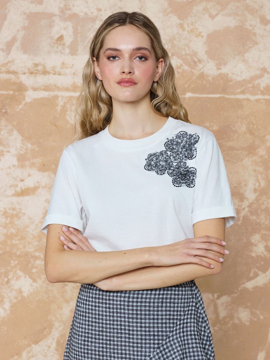 KARELİ KUMAŞ ÇİÇEK İŞLEMELİ TİŞÖRT