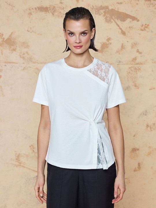 OMUZU VE ETEK UCU DANTEL GARNİLİ TİŞÖRT