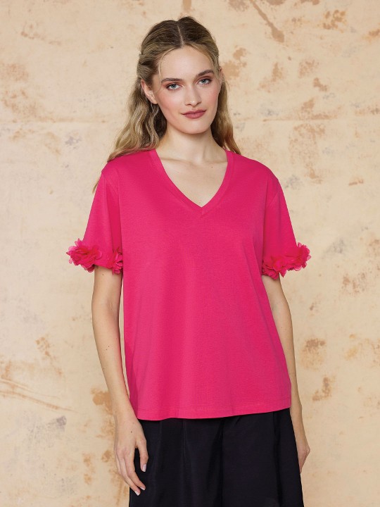 KOLU ÇİÇEK DETAYLI TİŞÖRT