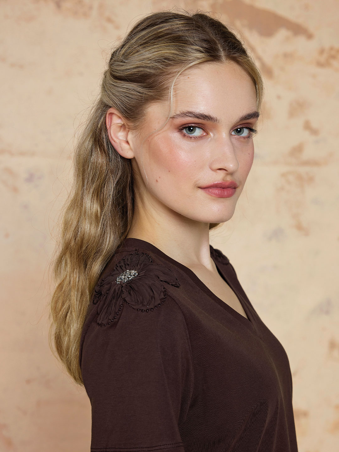 NAKIŞLI ÇİÇEK İŞLEMELİ TİŞÖRT