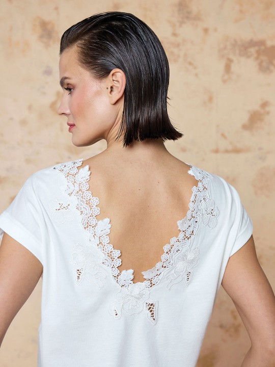 DANTEL DETAYLI ARKASI V TİŞÖRT