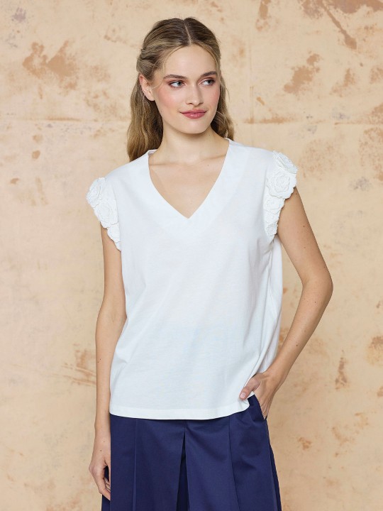 OMUZLARI AKSESUARLI TİŞÖRT