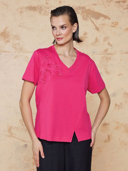 APLİKE ÇİÇEK MOTİFLİ V YAKA TİŞÖRT