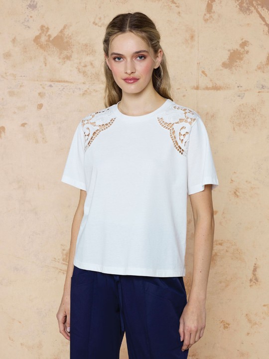 OMUZLARI NAKIŞ İŞLEMELİ TİŞÖRT