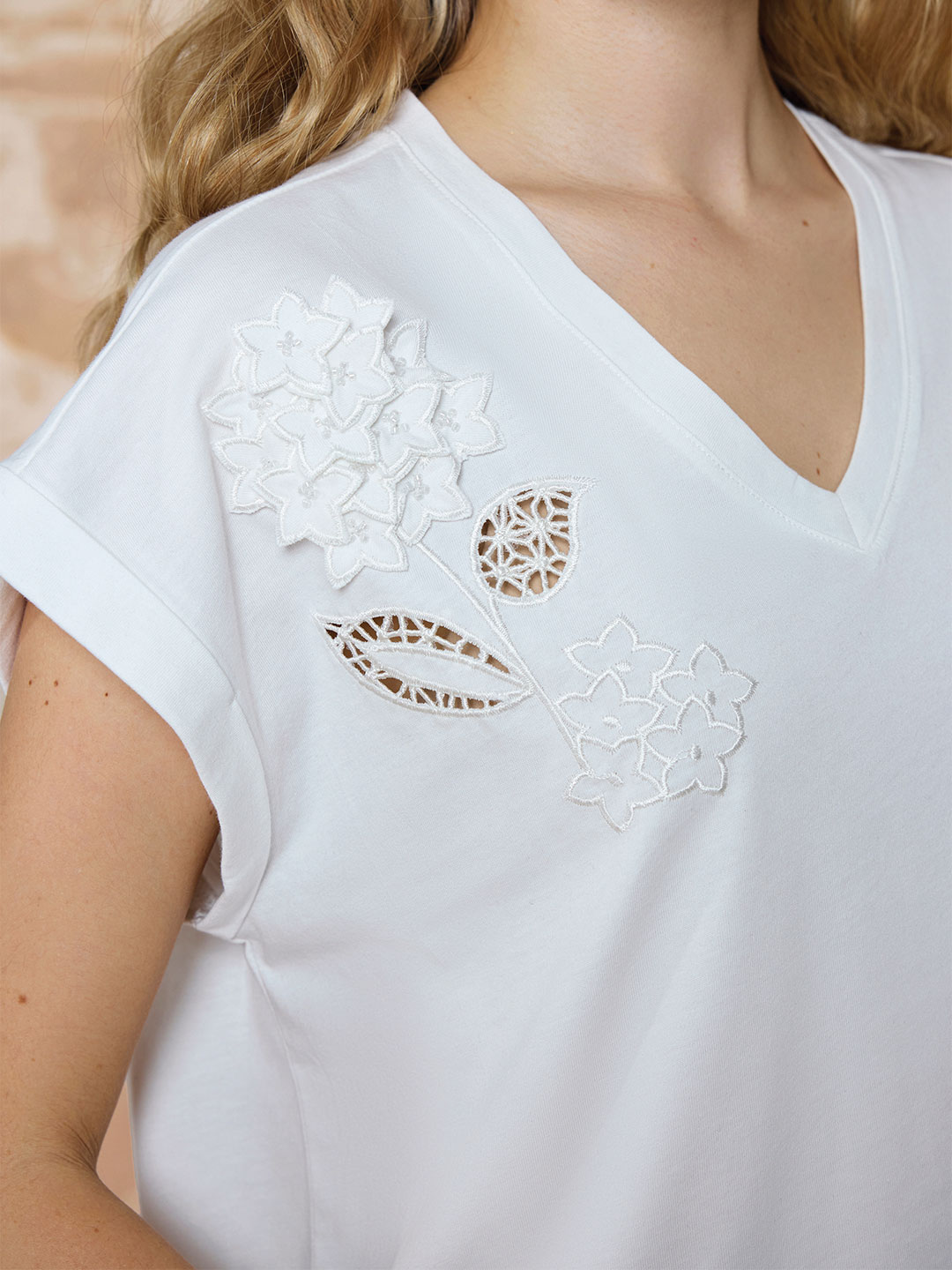 V YAKA NAKIŞ ÇİÇEK DETAYLI TİŞÖRT