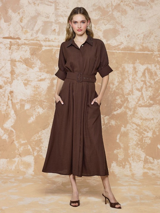 BÜRÜMCÜK KUMAŞ YAKASI NAKIŞ DETAYLI ELBİSE