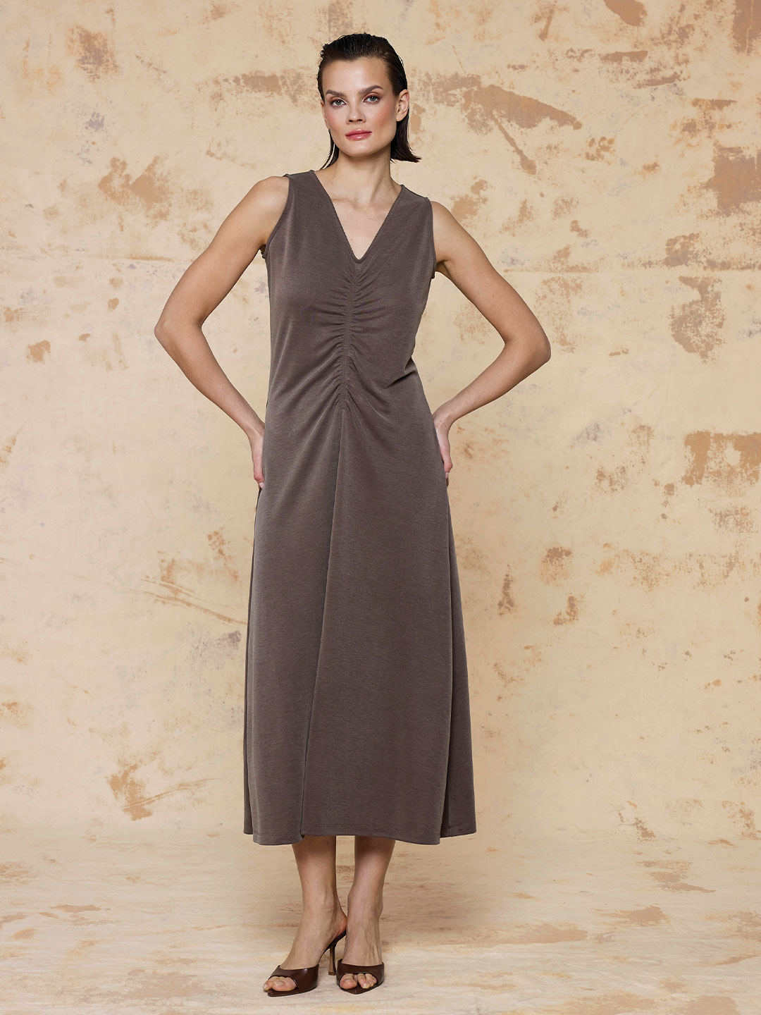 ÖRME KUMAŞ BÜZGÜ DETAYLI V YAKA ELBİSE