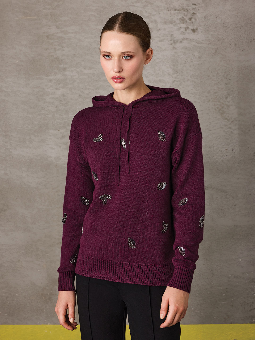 TAŞ İŞLEMELİ KAPUŞONLU TRİKO TAŞ İŞLEMELİ KAPUŞONLU TRİKO