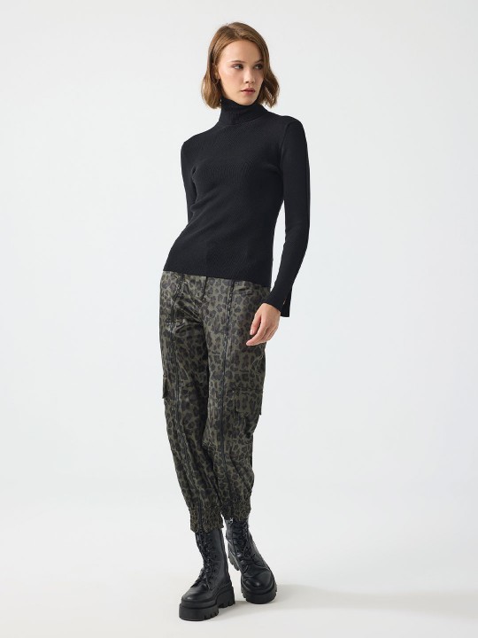 BALIKÇI YAKA KOLU YIRTMAÇ DETAYLI TRİKO