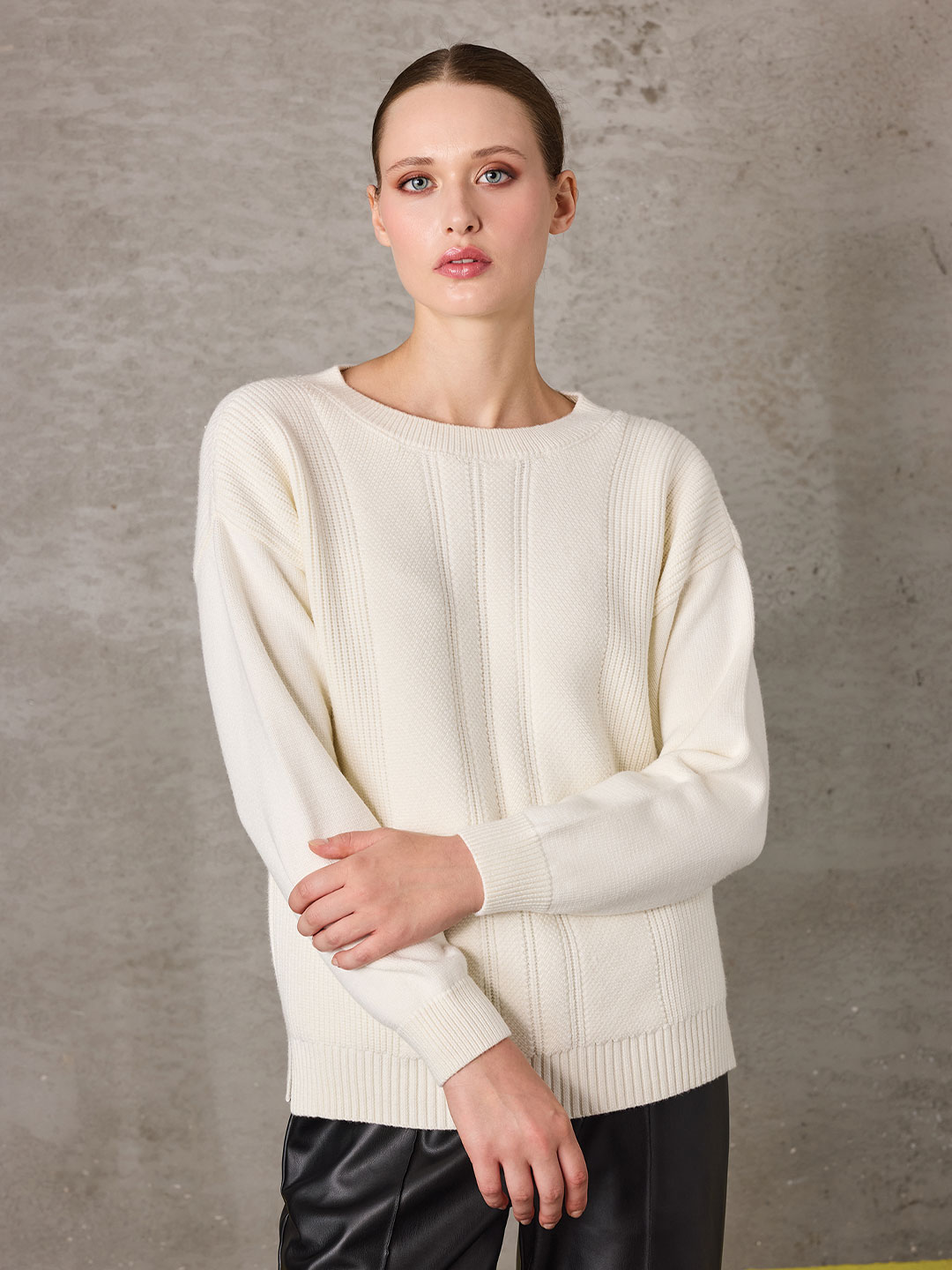 ARKASI DEKOLTE DETAYLI TRİKO ARKASI DEKOLTE DETAYLI TRİKO