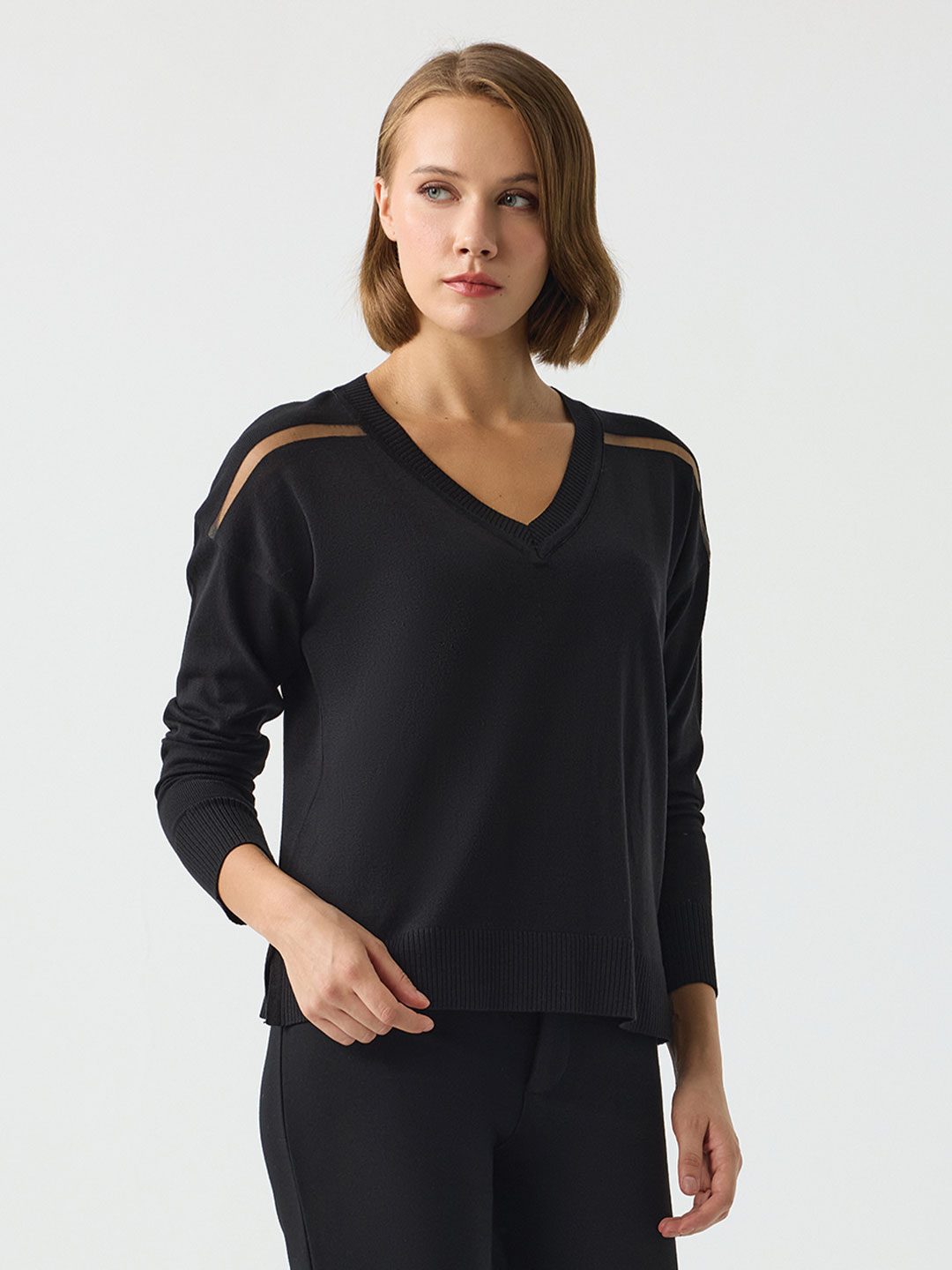 V YAKA TRANSPARAN DETAYLI TRİKO V YAKA TRANSPARAN DETAYLI TRİKO