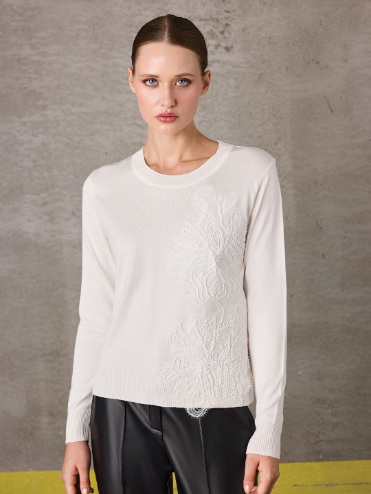 NAKIŞ ÇİÇEK APLİKELİ YUVARLAK YAKA TRİKO NAKIŞ ÇİÇEK APLİKELİ YUVARLAK YAKA TRİKO