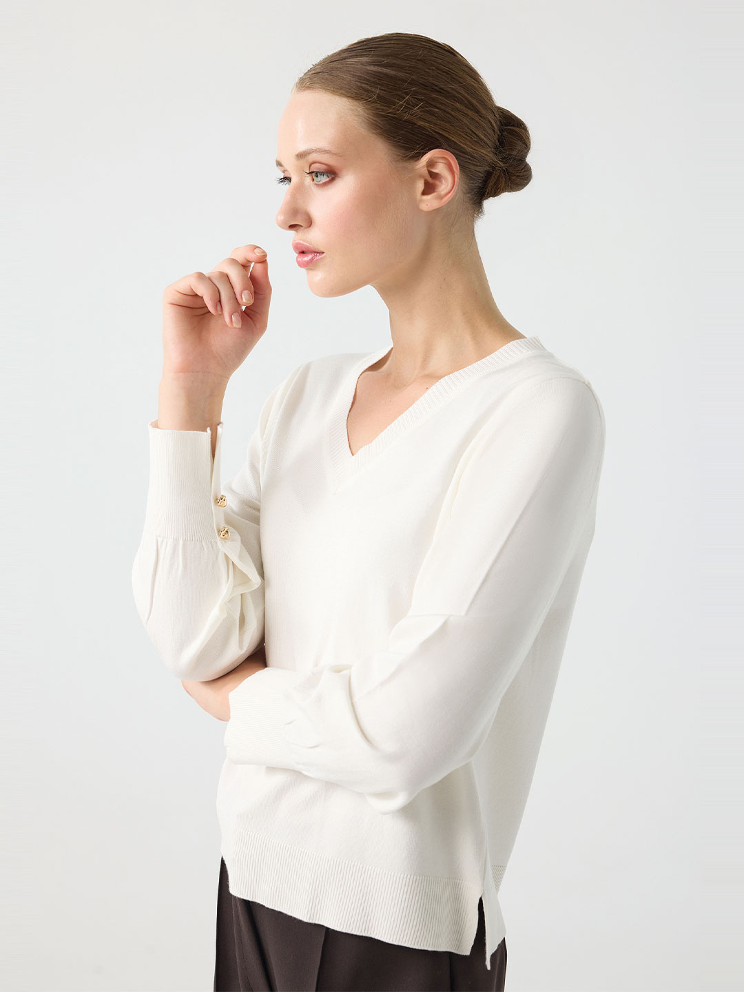 KOLU YIRTMAÇ DETAYLI V YAKA TRİKO KOLU YIRTMAÇ DETAYLI V YAKA TRİKO