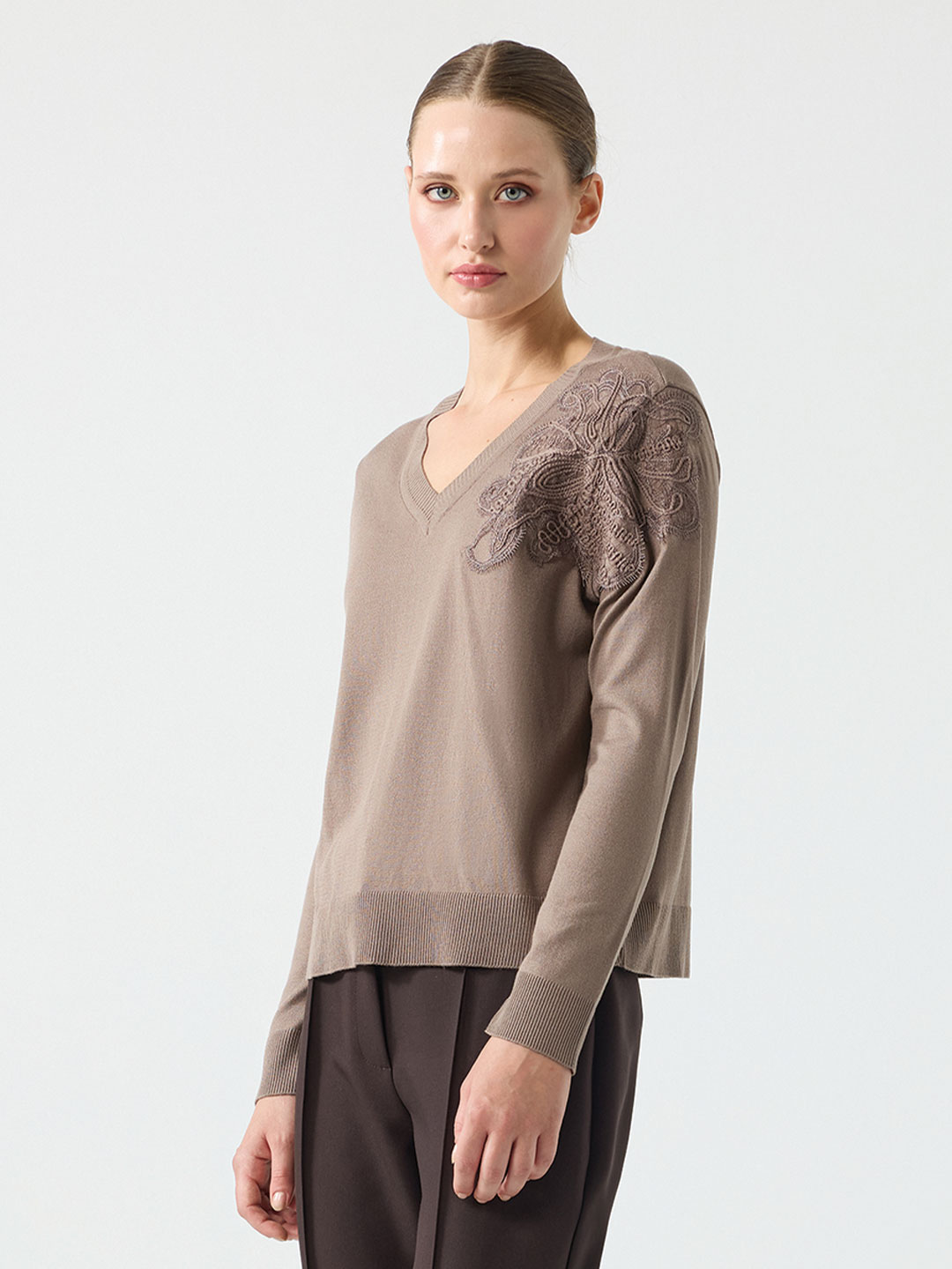 NAKIŞ ÇİÇEK APLİKALİ V YAKA TRİKO NAKIŞ ÇİÇEK APLİKALİ V YAKA TRİKO