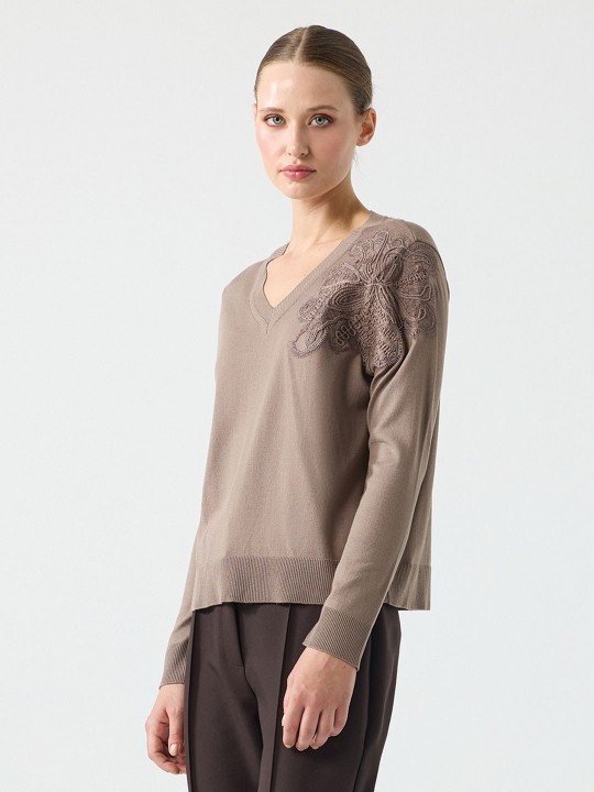 NAKIŞ ÇİÇEK APLİKALİ V YAKA TRİKO NAKIŞ ÇİÇEK APLİKALİ V YAKA TRİKO