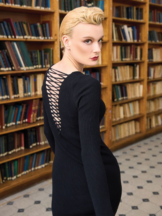 ARKASI BAĞCIK DETAYLI TRİKO ELBİSE