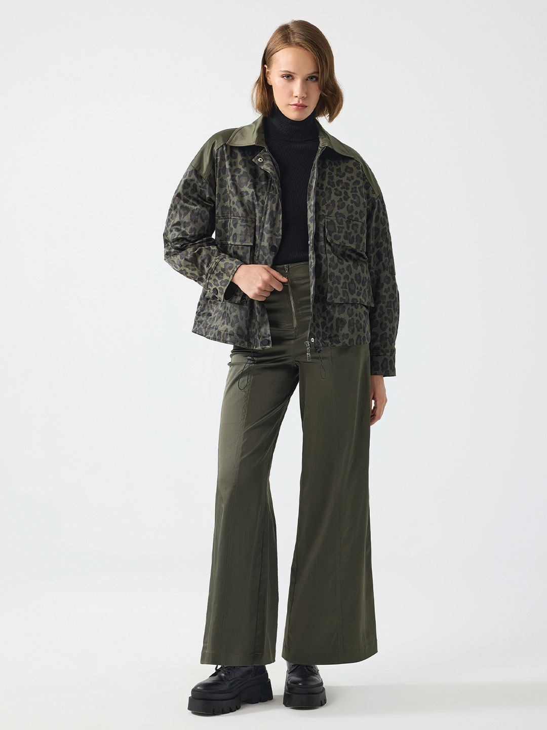 PARAŞÜT KUMAŞ FERMUAR DETAYLI PANTOLON PARAŞÜT KUMAŞ FERMUAR DETAYLI PANTOLON