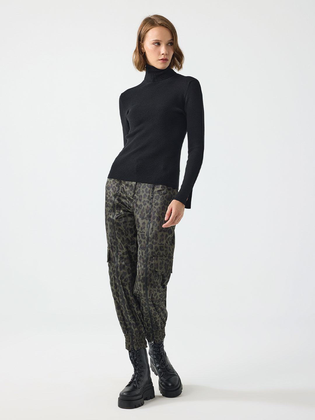 PARAŞÜT KUMAŞ LEOPAR DESENLİ FERMUAR DETAYLI PANTOLON PARAŞÜT KUMAŞ LEOPAR DESENLİ FERMUAR DETAYLI PANTOLON