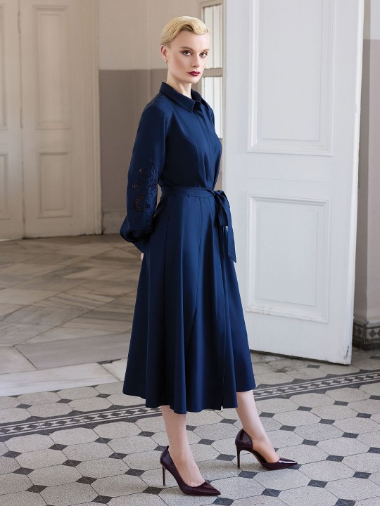 KOLU NAKIŞ DETAYLI ELBİSE