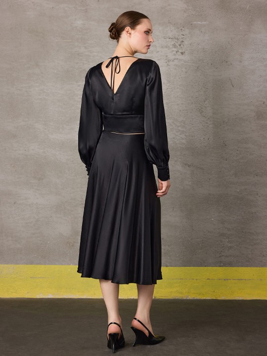 FLOŞ KUMAŞ ARKASI DEKOLTELİ BLUZ